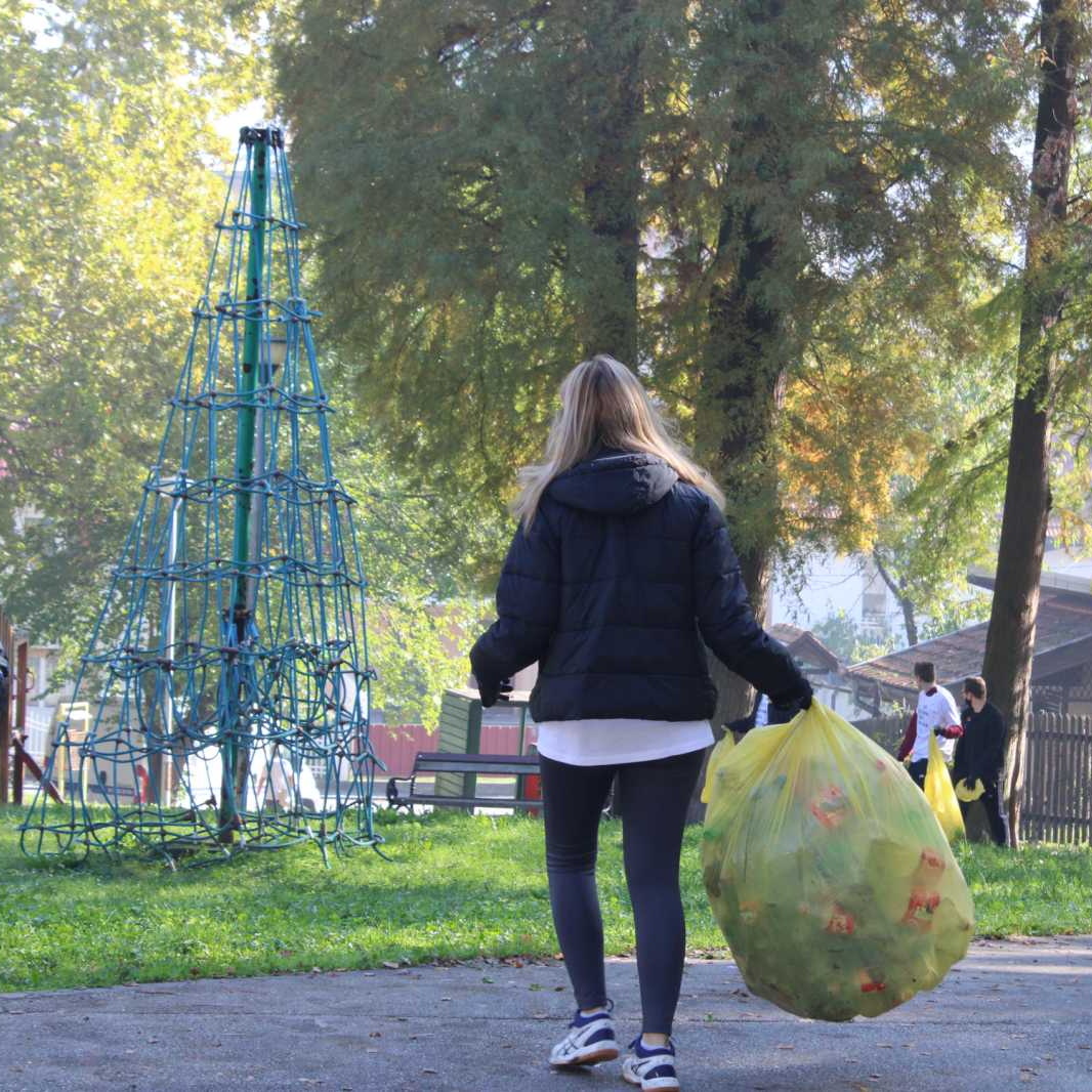 1-Velike količine ambalažnog otpada prikupljene su u parku