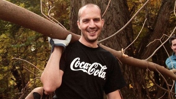 Coca-Colin volonter nosi deblo